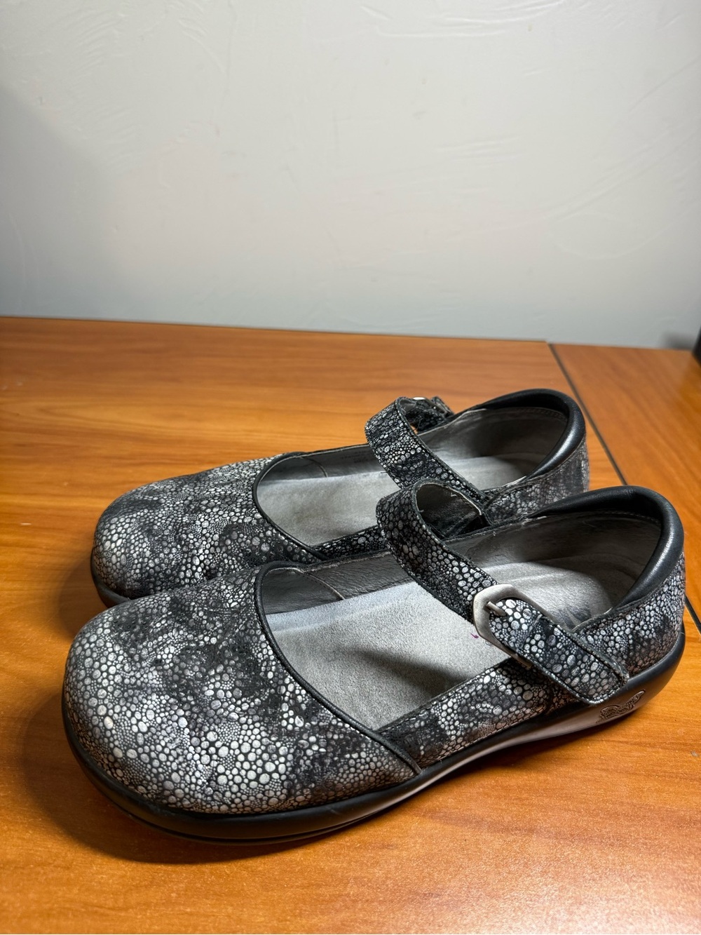 Alegria Paloma Mary Jane Comfort Shoe Silver Black Hook & Loop Closure 39/9